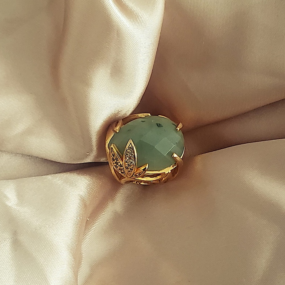 Green Aventurine Gemstone Ring w/ Vintage Olive Leaf Floral band in Gold. - Picture 3 of 5